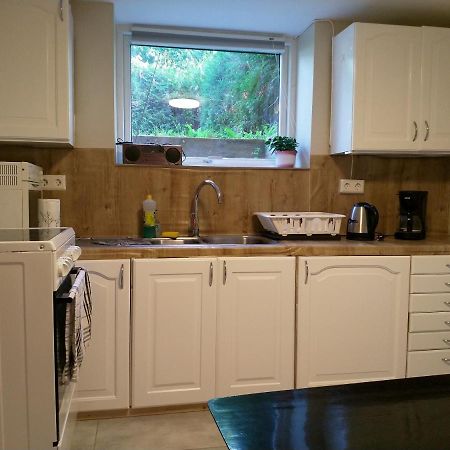 Renovated Semi- Basement 2 Bedrooms Furnished Apartment - Close To Everything In Moss Exterior photo