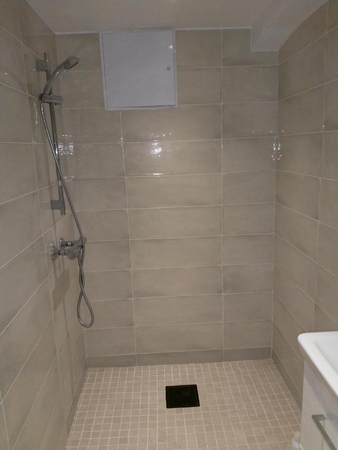 Renovated Semi- Basement 2 Bedrooms Furnished Apartment - Close To Everything In Moss Exterior photo