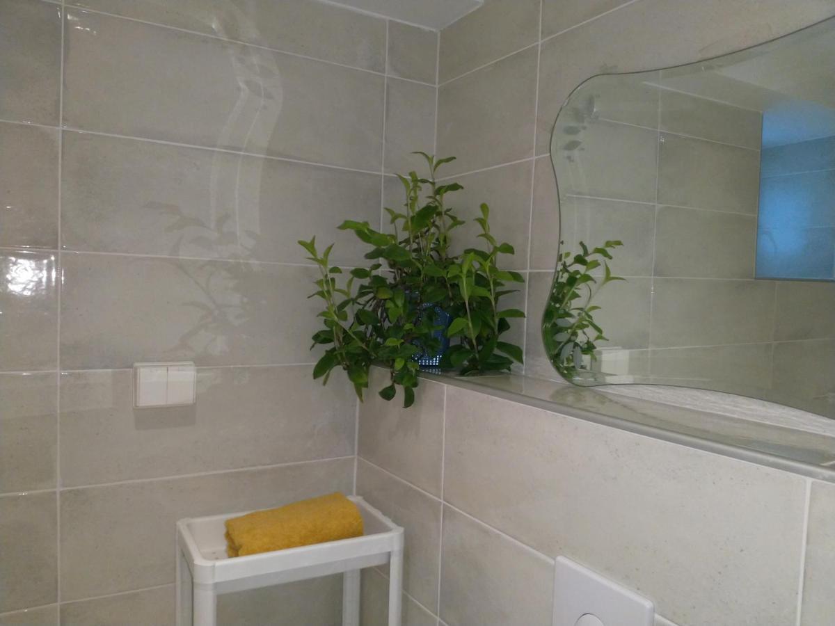 Renovated Semi- Basement 2 Bedrooms Furnished Apartment - Close To Everything In Moss Exterior photo