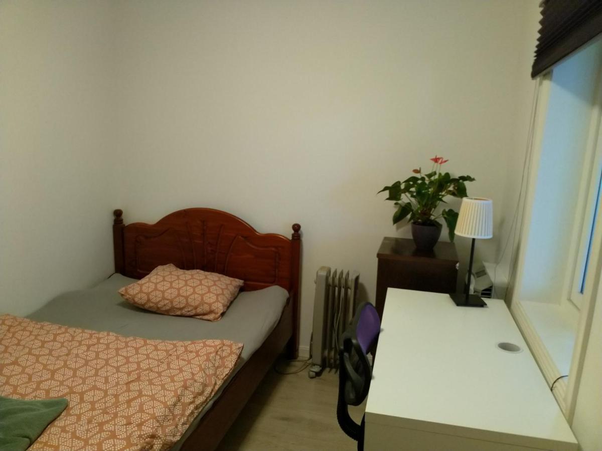 Renovated Semi- Basement 2 Bedrooms Furnished Apartment - Close To Everything In Moss Exterior photo