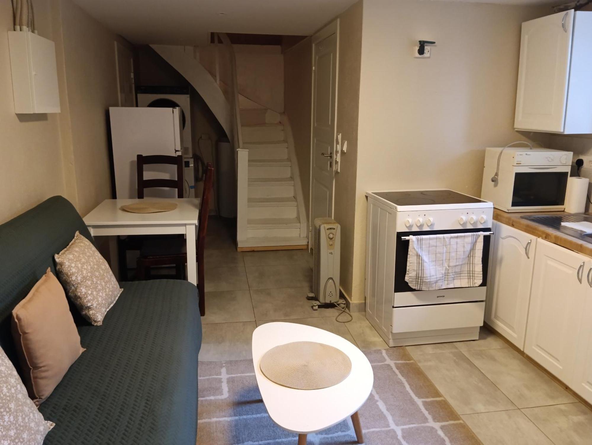 Renovated Semi- Basement 2 Bedrooms Furnished Apartment - Close To Everything In Moss Exterior photo