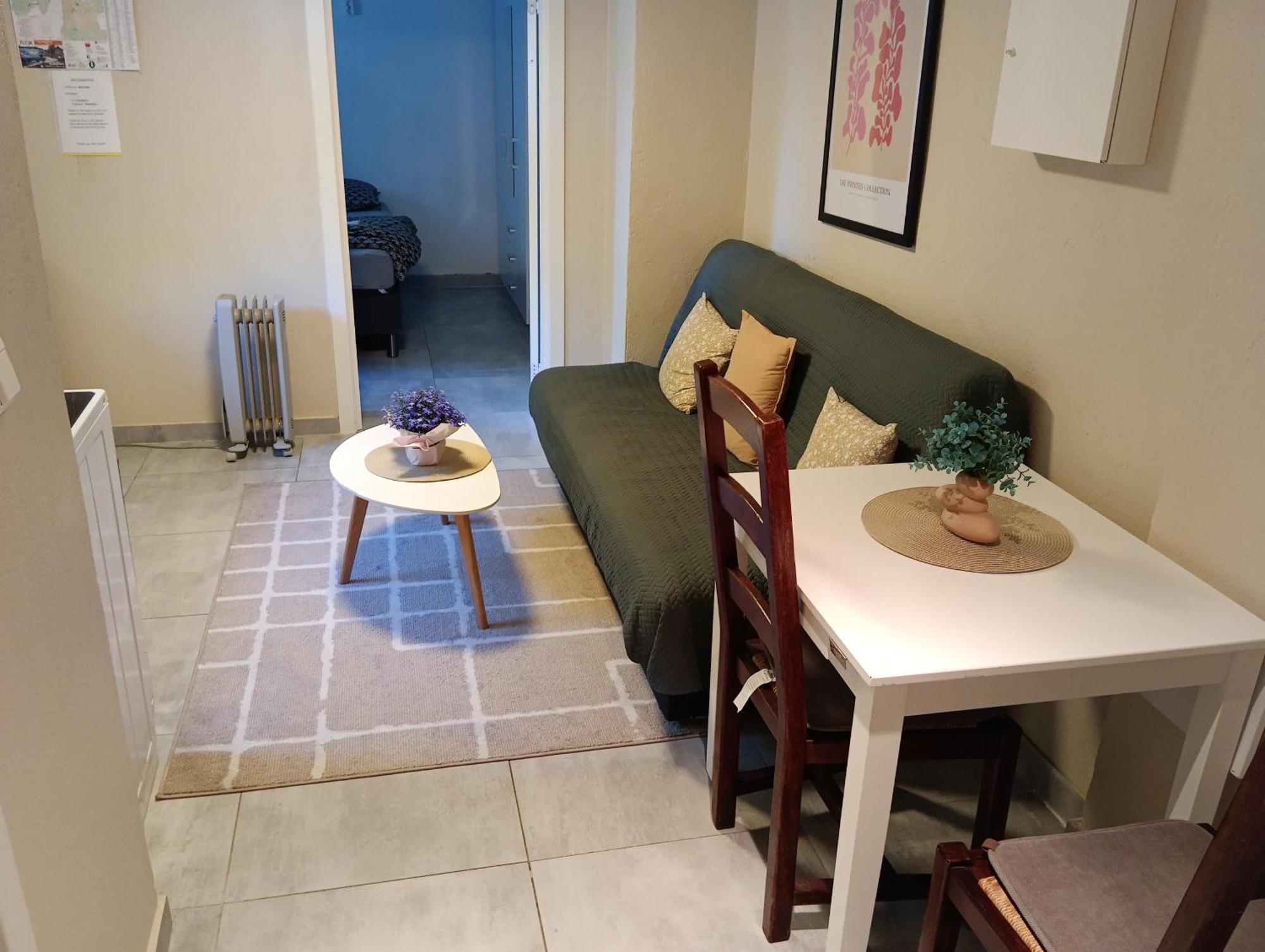 Renovated Semi- Basement 2 Bedrooms Furnished Apartment - Close To Everything In Moss Exterior photo